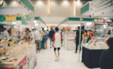 Alışveriş merkezinde alışveriş yapmak için birbirinin yanından geçen insanların soyut bulanık alışveriş merkezleri..