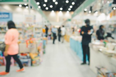 Alışveriş merkezinde alışveriş yapmak için birbirinin yanından geçen insanların soyut bulanık alışveriş merkezleri..