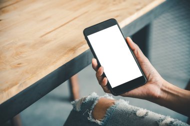 Asyalı iş kadını eli beyaz boş ekranlı akıllı telefonu kullanıyor ve ona dokunuyor..