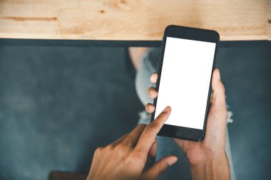 Asyalı iş kadını eli beyaz boş ekranlı akıllı telefonu kullanıyor ve ona dokunuyor..