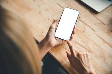 Asyalı iş kadını eli beyaz boş ekranlı akıllı telefonu kullanıyor ve ona dokunuyor..