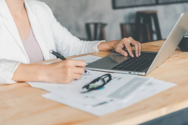 Geschäftsfrauen Sitzen Auf Einem Laptop Und Prüfen Geschäftsdokumente Arbeiten Finanztransaktionen — Stockfoto