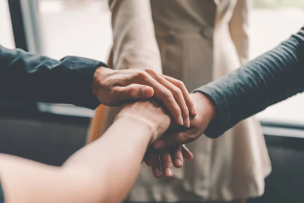 Mani Uomini Affari Riuniscono Una Pila Mani Simboleggiare Collaborazione Lavoro — Foto Stock