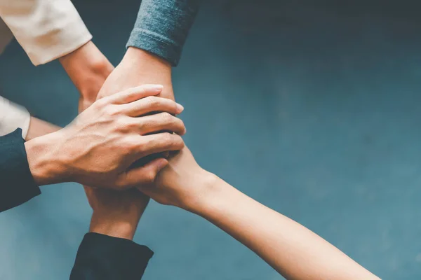 Top View Handen Van Zakenmensen Komen Samen Een Stapel Handen — Stockfoto