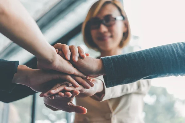 Mani Uomini Affari Riuniscono Una Pila Mani Simboleggiare Collaborazione Lavoro — Foto Stock