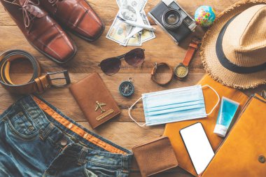 Yolculuk sırasında COVID-19 'u koruyorum. Seyahat aksesuarları kostümleri. Pasaportlar, bavullar, yolculuk için hazırlanmış seyahat haritaları.