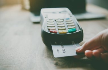 Kredi kartıyla ödeme, kredi kartı geçiş makinesi kullanarak ürünleri alıp satma