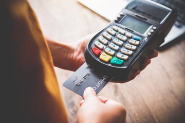 Kredi kartıyla ödeme, kredi kartı geçiş makinesi kullanarak ürünleri alıp satma