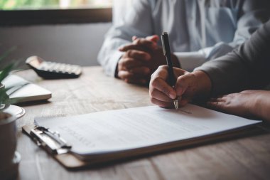 İş adamı, sözleşmeyi imzalamak için müzakere, danışmanlık ve açıklama yapıyor..