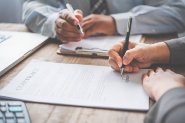 İş adamı, sözleşmeyi imzalamak için müzakere, danışmanlık ve açıklama yapıyor..