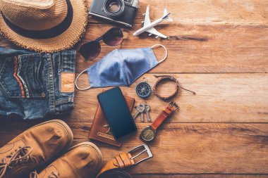 Yolculuk sırasında COVID-19 'u koruyorum. Seyahat aksesuarları kostümleri. Pasaportlar, bavullar, yolculuk için hazırlanmış seyahat haritaları.