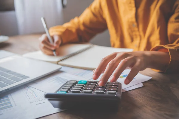 Persona Negocios Sentado Escritorio Una Oficina Mediante Uso Calculadora Para — Foto de Stock