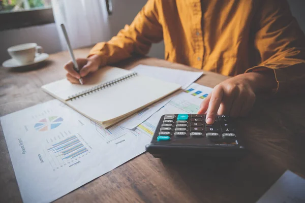 Zakenman Zittend Aan Een Bureau Kantoor Door Gebruik Maken Van — Stockfoto