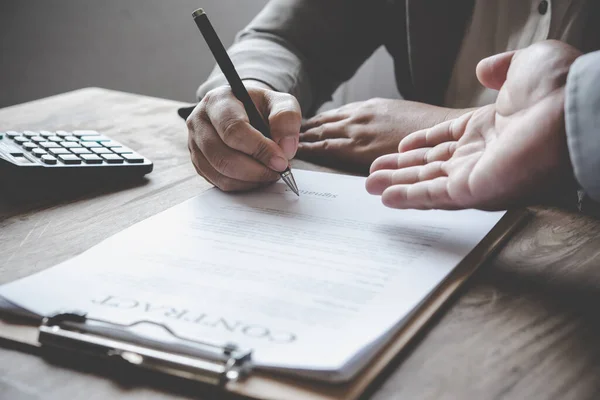 Hombre Negocios Está Negociando Asesorando Explicando Asunto Del Contrato Ser — Foto de Stock