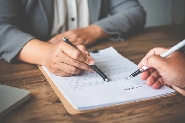 Zakenman Onderhandelt Adviseert Verklaart Kwestie Van Het Overeen Komen Contract — Stockfoto