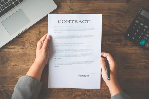Mão Segurando Caneta Assinatura Contrato Documentos Importantes — Fotografia de Stock