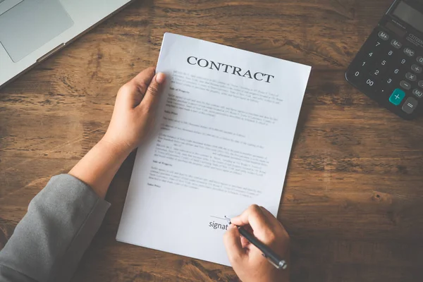 Mão Segurando Caneta Assinatura Contrato Documentos Importantes — Fotografia de Stock