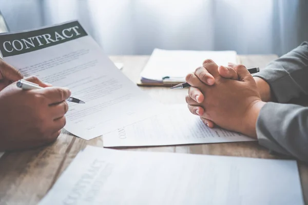 Empresário Está Negociando Aconselhando Explicando Questão Contrato Ser Acordado Para — Fotografia de Stock