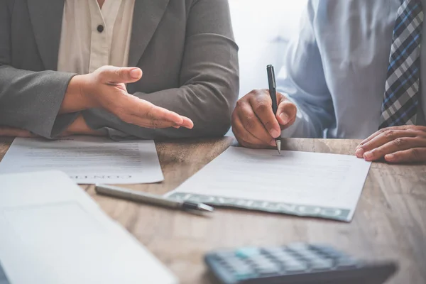 Zakenman Onderhandelt Adviseert Verklaart Kwestie Van Het Overeen Komen Contract — Stockfoto