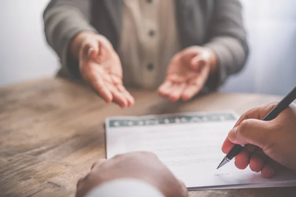 Hombre Negocios Está Negociando Asesorando Explicando Asunto Del Contrato Ser — Foto de Stock