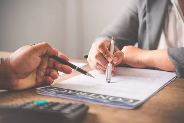 Zakenman Onderhandelt Adviseert Verklaart Kwestie Van Het Overeen Komen Contract — Stockfoto