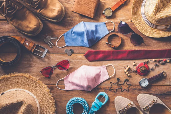 Yolculuk sırasında COVID-19 'u koruyorum. Seyahat aksesuarları kostümleri. Pasaportlar, bavullar, yolculuk için hazırlanmış seyahat haritaları.