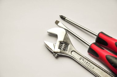Beyaz arkaplan rengi üzerindeki metalik araçlar