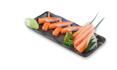 Beyaz arkaplanda saşimi yengeç çubuğu