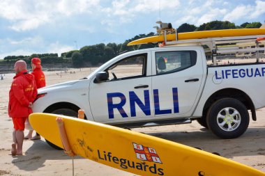 Barry, Glam / Galler Vadisi - 27 Haziran 2020: İnsanlar küçük gruplar halinde, sosyal mesafeli bir plaj gününün tadını çıkarmayı öğrenirler. Birbirlerinden uzak dururlar. Polis devriyesi ama herkes yeni özgürlüğünden çok memnun.