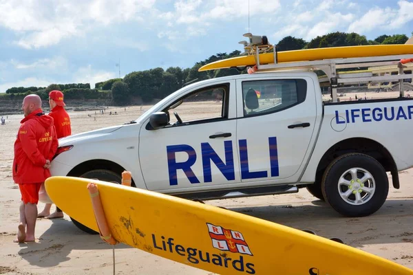 Barry, Glam / Galler Vadisi - 27 Haziran 2020: İnsanlar küçük gruplar halinde, sosyal mesafeli bir plaj gününün tadını çıkarmayı öğrenirler. Birbirlerinden uzak dururlar. Polis devriyesi ama herkes yeni özgürlüğünden çok memnun.