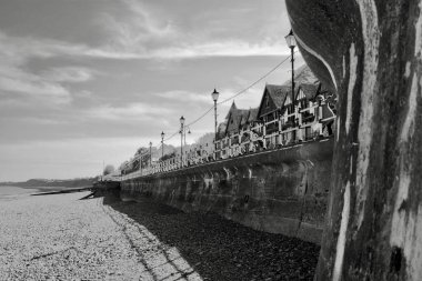 Penarth, Vale of Glamorgan / Wales UK 'in siyah beyaz görüntüleri. Viktorya Rıhtımı, pavyon ve deniz cephesi. Muhteşem tarihi iskele 1898 'de açıldı ama COVID _ 19 tecridi sırasında halka kapalı..
