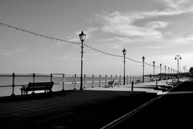 Penarth, Vale of Glamorgan / Wales UK 'in siyah beyaz görüntüleri. Viktorya Rıhtımı, pavyon ve deniz cephesi. Muhteşem tarihi iskele 1898 'de açıldı ama COVID _ 19 tecridi sırasında halka kapalı..