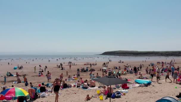 Wales 2020 Covid Social Distancing Beach 뜨겁고 친구들 가족들은 미터떨어진 — 비디오