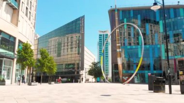 Cardiff / Wales - 25 Mayıs 2020: John Lewis, Coronavirus 'un Birleşik Krallık ekonomisine zarar vermesiyle işten çıkarılma duyurusu yaptı. Perakende sektörü büyük darbe aldı. Ülkede durgunluk yaşanıyor..