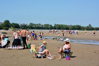 Barry Adası, Glamorgan / Galler Vadisi 'ndeki Coronavirus tecridinden sonra ziyaretçileri ağırlıyor - 14 Temmuz 2020: 8 km' lik seyahat yasağı kaldırıldı. Atıştırmalık ve içecekler sadece dışarıda tüketilebilir.