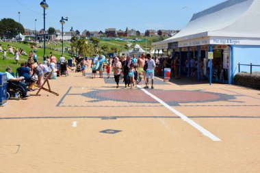 Barry Adası, Glamorgan / Galler Vadisi 'ndeki Coronavirus tecridinden sonra ziyaretçileri ağırlıyor - 14 Temmuz 2020: 8 km' lik seyahat yasağı kaldırıldı. Atıştırmalık ve içecekler sadece dışarıda tüketilebilir.