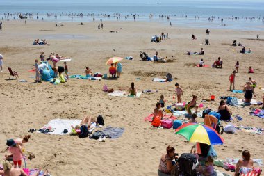 Barry Adası, Glamorgan / Galler Vadisi 'ndeki Coronavirus tecridinden sonra ziyaretçileri ağırlıyor - 14 Temmuz 2020: 8 km' lik seyahat yasağı kaldırıldı. Atıştırmalık ve içecekler sadece dışarıda tüketilebilir.