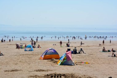 Barry Adası, Glamorgan / Galler Vadisi 'ndeki Coronavirus tecridinden sonra ziyaretçileri ağırlıyor - 14 Temmuz 2020: 8 km' lik seyahat yasağı kaldırıldı. Atıştırmalık ve içecekler sadece dışarıda tüketilebilir.