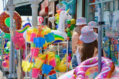 Barry Adası, Glamorgan / Galler Vadisi 'ndeki Coronavirus tecridinden sonra ziyaretçileri ağırlıyor - 14 Temmuz 2020: 8 km' lik seyahat yasağı kaldırıldı. Atıştırmalık ve içecekler sadece dışarıda tüketilebilir.