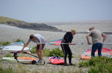 Fırtınalı bir günde Barry Windsurfing ve Kiteboard klübü Barry 'deki Cold Knap' in çakıl taşı plajında buluşur ve dalgalarla boğucu bir öğleden sonra geçirir. Havada yükseğe zıplıyorlar.. 