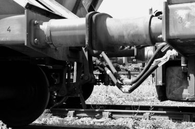 Wales UK Barry, Glam Vadisi, Galler 'de ıssız demiryollarında boş duran Rail Trucks. Barry Waterfront rıhtımının yenilenmesinin bir parçası olan eski demiryolu barakalarının oradaki rayların üzerinde boş duran demiryolu kamyonlarının siyah beyaz fotoğrafları..