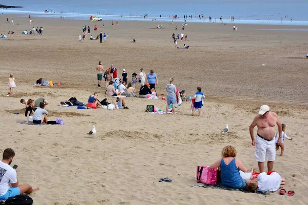 Proibição Viajar Cinco Milhas Levantada Visitantes Estão Volta Barry Island — Fotografia de Stock