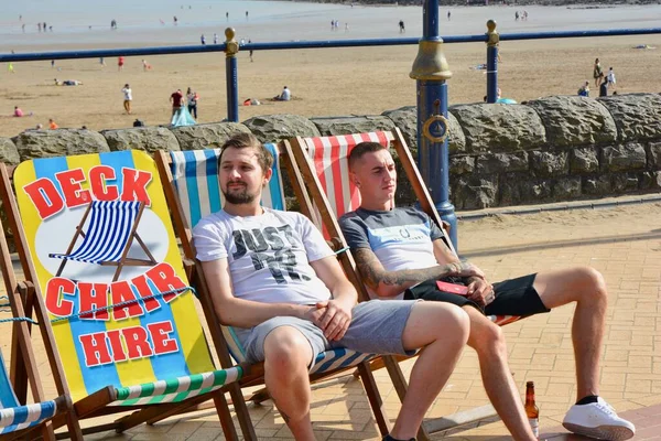 Proibição Viajar Cinco Milhas Levantada Visitantes Estão Volta Barry Island — Fotografia de Stock