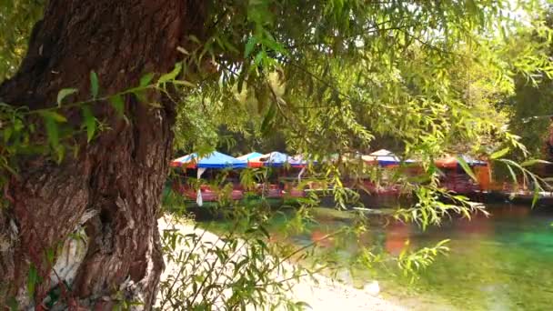Pintorescos restaurantes de picnic flotantes en DimCay, Alanya Turquía — Vídeo de stock