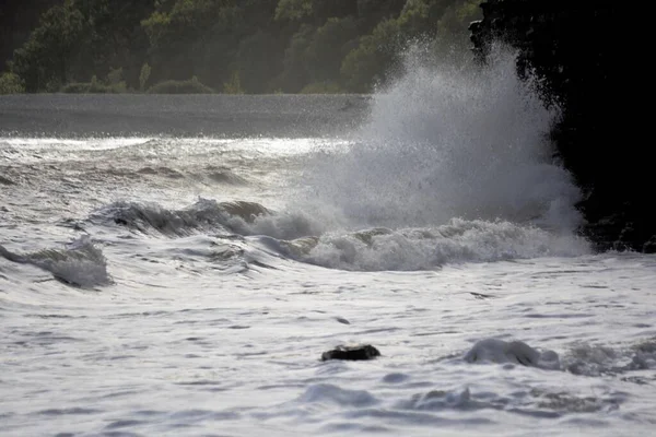 Mar Tormentoso Con Vientos Fuerza Vendaval Marea Alta Crea Enormes —  Fotos de Stock