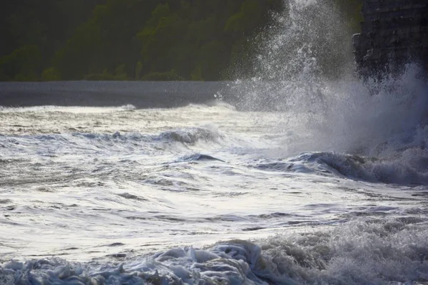 Fırtınalı Bir Deniz Şiddetli Rüzgarlar Yüksek Gelgitler Kayalık Plaja Çarpan — Stok fotoğraf