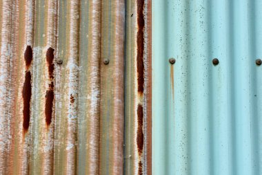 Çürümüş metal kepenkler, arka plan ve grafik kaynaklar için paslı ve yıpranmış doku.