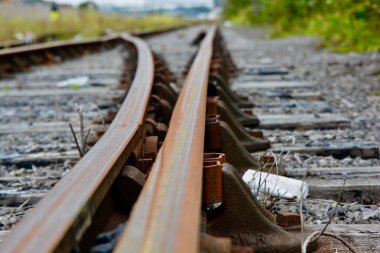 Barry 'deki rıhtımlara giden eski tren rayları nadiren kullanılır. Sadece kamyonları yüklemeye hazır hale getirmek için kullanılır.