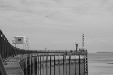 Balıkçılar Cardiff Bay Barrage 'ın kilit kapılarından içeri girdiler. Yakaladıkları balıklar su seviyesinin yükselmesini beklediler..