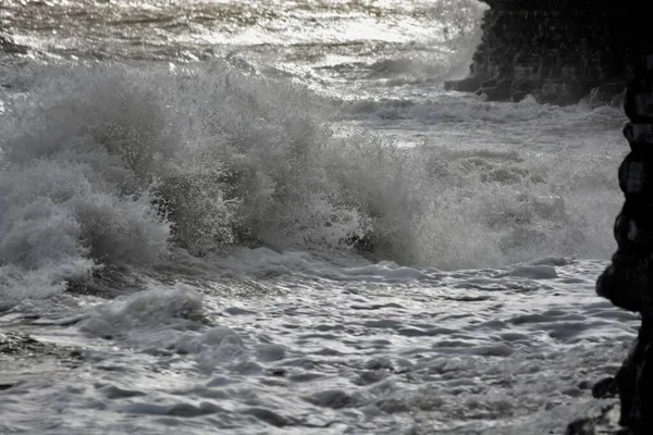 Mar Tormentoso Con Vientos Fuerza Vendaval Marea Alta Crea Enormes —  Fotos de Stock